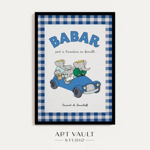 Könnte beinhalten: Gerahmter Druck mit einem blauen Auto mit Zeichentrick-Elefanten, dem Wort "BABAR" in Blau und dem Satz "part à l'aventure en famille". Der Druck hat einen blau-weiß karierten Rand und den Namen des Künstlers, Laurent de Brunhoff.