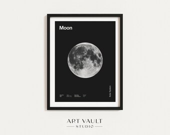 Op de afbeelding: Een zwart-witte poster met het woord "Moon" in witte tekst bovenaan. Een zwart-witte afbeelding van de maan vult het midden van de poster. De tekst "Solar System" staat in witte tekst rechtsonder op de poster.