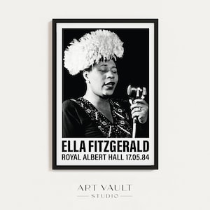 Puede incluir: Fotografía en blanco y negro de Ella Fitzgerald cantando en un micrófono en el Royal Albert Hall el 17 de mayo de 1984. El texto "Ella Fitzgerald" y "Royal Albert Hall 17.05.84" está impreso debajo de la imagen.