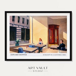 Könnte beinhalten: Gerahmter Kunstdruck von Edward Hoppers "Sunlight in a Cafeteria (1958)". Das Kunstwerk zeigt eine Cafészene mit Personen an Tischen, die von Sonnenlicht durchflutet werden. Der Druck ist in einem schwarzen Rahmen, mit Künstlername und Titel.