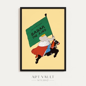 Könnte beinhalten: Gerahmter Kunstdruck mit Babar dem Elefanten auf einem schwarzen Pferd, das eine grüne Fahne mit der Aufschrift "Babar the King" hält. Das Kunstwerk hat einen gelben Hintergrund und einen schwarzen Rahmen. Der Druck stammt von Art Vault Studio.