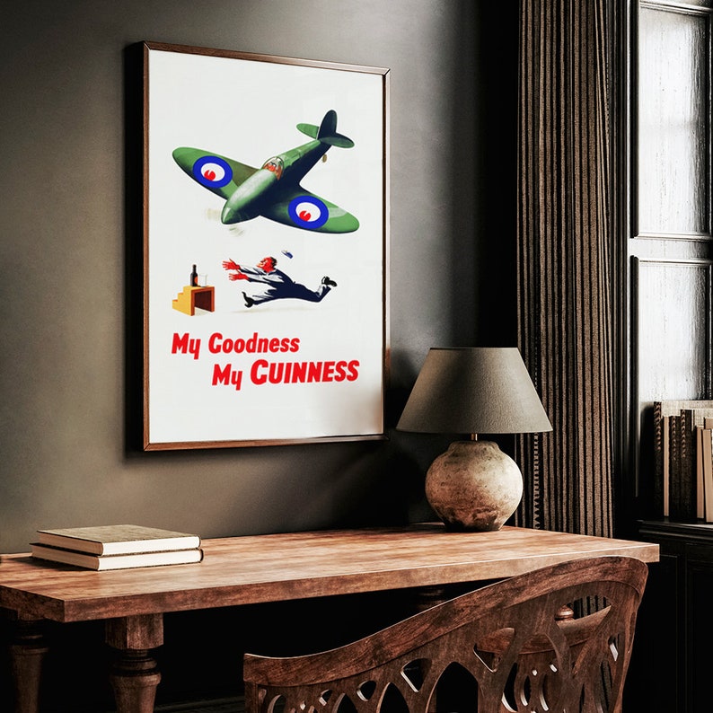 K&ouml;nnte beinhalten: Ein Vintage-Poster f&uuml;r Guinness-Bier. Das Poster zeigt ein gr&uuml;nes und blaues Flugzeug, das &uuml;ber einem Mann fliegt, der vom Himmel f&auml;llt. Der Text auf dem Poster lautet "My Goodness My Guinness".