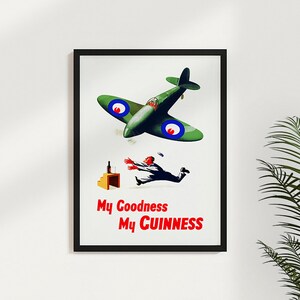 K&ouml;nnte beinhalten: Ein Vintage-Poster f&uuml;r Guinness-Bier. Das Poster zeigt ein gr&uuml;nes Flugzeug, das &uuml;ber einen Mann fliegt, der von einem Tisch mit einer Flasche Guinness darauf wegrennt. Der Text auf dem Poster lautet "My Goodness My GUINNESS".