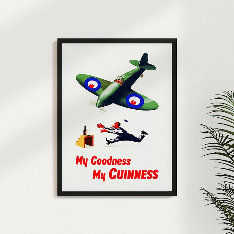 K&ouml;nnte beinhalten: Ein Vintage-Poster f&uuml;r Guinness-Bier. Das Poster zeigt ein gr&uuml;nes Flugzeug, das &uuml;ber einen Mann fliegt, der von einem Tisch mit einer Flasche Guinness darauf wegrennt. Der Text auf dem Poster lautet "My Goodness My GUINNESS".