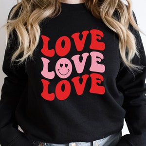 Retro Love Valentine&#39;s Day Sweatshirt: Women&#39;s Heart Tee
