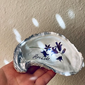 Recuerdos de boda/tarjetas de colocación/regalos de despedida de soltera con diseño floral personalizado, pintados a mano, en concha de ostra dorada/plateada y perlada.