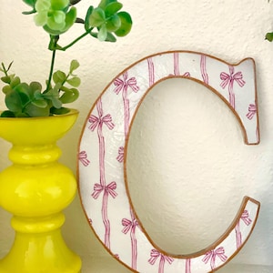 Monograma decoupage con diseño de lazo rosa a rayas // Decoración de pared (con percha)