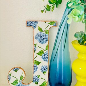 Monograma decoupage con diseño de flores de hortensias // Decoración de pared (con percha)