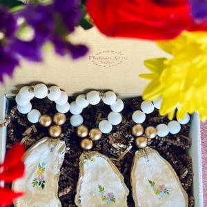 Gift set of 1/2/4 Easter bunny decoupage oyster shell  napkin rings  / wine bottle ring / oyster shell ornament / Easter tree decor