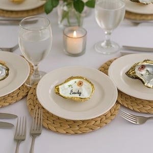 Recuerdos de boda/tarjetas de colocación/regalos de despedida de soltera con diseño floral personalizado, pintados a mano, en concha de ostra dorada/plateada y perlada.