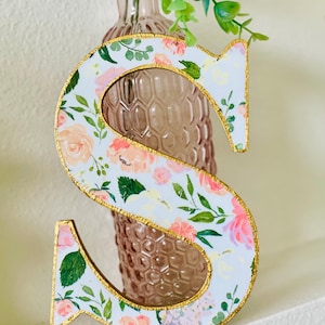 Monograma decoupage con temática floral de melocotón // Decoración de pared (con percha)