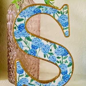 Design de flor de hortênsia monograma decoupage || Decoração de parede (com cabide)