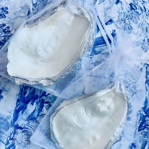 Pearl and silver oyster shell  wedding/bridesmaid favors / oyster shell trinket dish/ individually packed with organza bags
