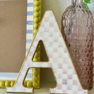 Monograma decoupage xadrez rosa claro || Decoração de parede (com cabide)