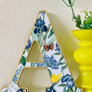 Monograma de flor de iris con diseño floral azul y morado decoupage // Decoración de pared (con percha)