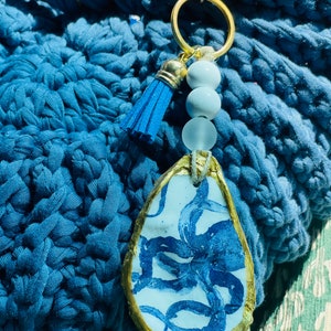 Oyster shell keychain / decoupaged octopus design oyster shell keychain