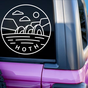 Könnte beinhalten: Ein weißer Umrissaufkleber auf einem rosa Auto mit einer Grafik einer Bergkette, einem Gewässer und dem Wort "HOTH" in einem Kreis.