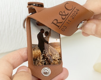 Gepersonaliseerde lederen sleutelhanger, gegraveerde fotosleutelhanger voor hem, jubileumcadeau, fotosleutelhanger voor vriend, uniek vakantiecadeau voor hem