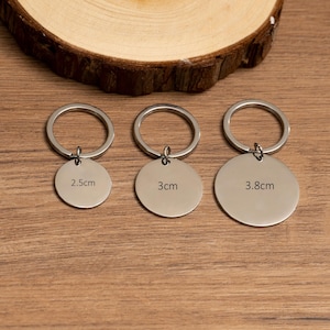 Three stainless steel keychains with of different sizes (2.5cm, 3cm, 3.8cm).