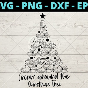 Puede incluir: Ilustración en blanco y negro de un árbol de Navidad hecho de zapatos Crocs. El texto "Crocin' around the Christmas Tree" está en la parte inferior de la imagen.