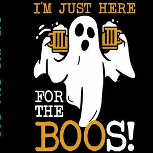 Könnte beinhalten: Illustration eines weißen Geistes auf schwarzem Hintergrund, der zwei Bierkrüge hält. Der Text lautet "I'M JUST HERE FOR THE BOOS!" in Orange und Weiß. Das Bild ist ein digitales Design.