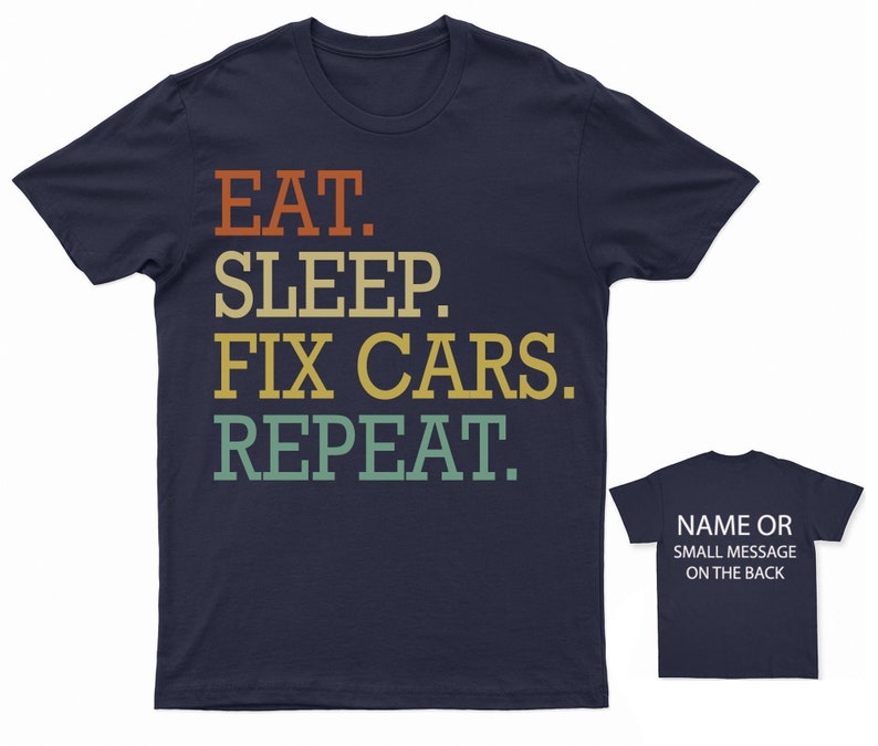 Puede incluir: Camiseta azul marino con el texto "EAT. SLEEP. FIX CARS. REPEAT." en un esquema de color retro. La parte posterior de la camiseta tiene espacio para un nombre o un mensaje peque&ntilde;o.