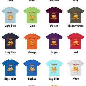 Op de afbeelding: Een collage van 16 T-shirts in verschillende kleuren met een afbeelding van een kippenkroket met de tekst "Certified Chicken Nugget Expert".