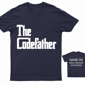 K&ouml;nnte beinhalten: Ein marineblaues T-Shirt mit wei&szlig;em Text, der "The CodeFather" lautet.