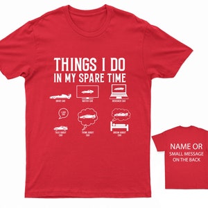 K&ouml;nnte beinhalten: Rotes T-Shirt mit wei&szlig;em Text, der "Things I do in my spare time" lautet, und einer Liste von Auto-bezogenen Aktivit&auml;ten. Die R&uuml;ckseite des Shirts bietet Platz f&uuml;r einen Namen oder eine kleine Nachricht.
