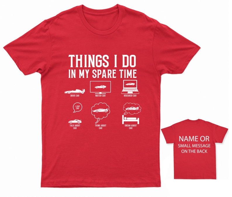 K&ouml;nnte beinhalten: Rotes T-Shirt mit wei&szlig;em Text, der "Things I do in my spare time" lautet, und einer Liste von Auto-bezogenen Aktivit&auml;ten. Die R&uuml;ckseite des Shirts bietet Platz f&uuml;r einen Namen oder eine kleine Nachricht.