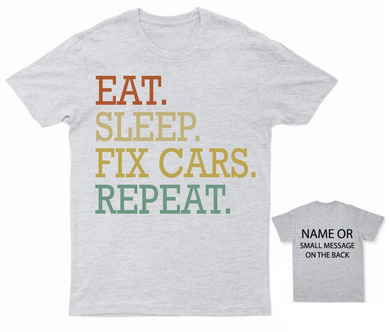 Puede incluir: Una camiseta gris jaspeada con el texto "EAT. SLEEP. FIX CARS. REPEAT." impreso en un esquema de color retro. La parte posterior de la camiseta tiene espacio para un nombre o un mensaje peque&ntilde;o.