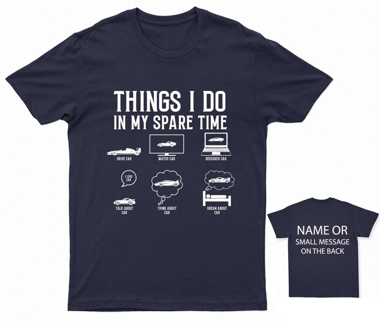 K&ouml;nnte beinhalten: Marineblaues T-Shirt mit einer wei&szlig;en Grafik, auf der "Things I do in my spare time" steht und Aktivit&auml;ten im Zusammenhang mit Autos aufgelistet sind. Die Grafik enth&auml;lt Illustrationen von Autos, einem Computer und einem Bett. Die R&uuml;ckseite des Shirts ist leer.
