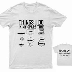 K&ouml;nnte beinhalten: Wei&szlig;es T-Shirt mit schwarzem Text, der "Things I do in my spare time" lautet. Der Text ist von Illustrationen von Autos umgeben, darunter Fahren, Anschauen, Recherchieren, Reden &uuml;ber, Nachdenken &uuml;ber und Tr&auml;umen von Autos.