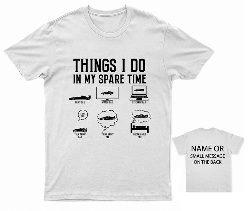 K&ouml;nnte beinhalten: Wei&szlig;es T-Shirt mit schwarzem Text, der "Things I do in my spare time" lautet. Der Text ist von Illustrationen von Autos umgeben, darunter Fahren, Anschauen, Recherchieren, Reden &uuml;ber, Nachdenken &uuml;ber und Tr&auml;umen von Autos.