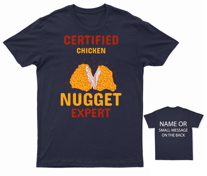 Op de afbeelding: Donkerblauw T-shirt met een afbeelding van een kippenkroket en de tekst "Certified Chicken Nugget Expert".