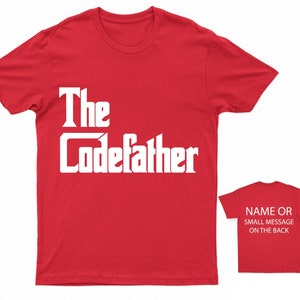 K&ouml;nnte beinhalten: Rotes T-Shirt mit wei&szlig;em Text, der "The CodeFather" lautet. Ein zweites rotes T-Shirt ist mit dem Text "NAME OR SMALL MESSAGE ON THE BACK" abgebildet.