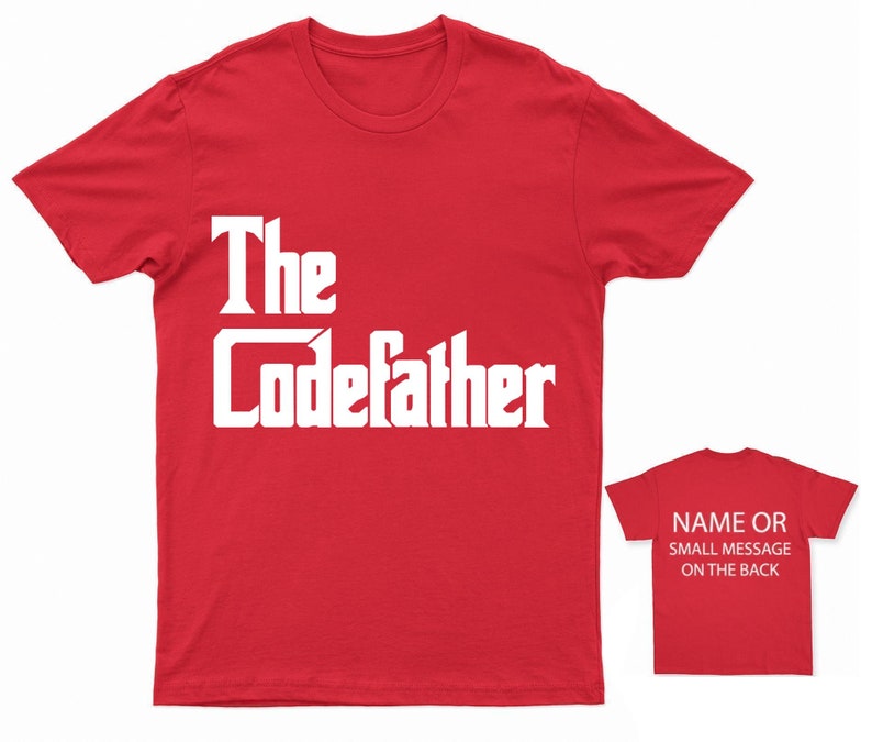 K&ouml;nnte beinhalten: Rotes T-Shirt mit wei&szlig;em Text, der "The CodeFather" lautet. Ein zweites rotes T-Shirt ist mit dem Text "NAME OR SMALL MESSAGE ON THE BACK" abgebildet.