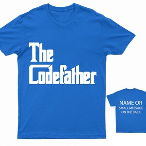 K&ouml;nnte beinhalten: Ein k&ouml;nigsblaues T-Shirt mit dem Text "The CodeFather" in Wei&szlig;. Die R&uuml;ckseite des Shirts ist einfarbig blau mit dem Text "NAME OR SMALL MESSAGE ON THE BACK" in Wei&szlig;.