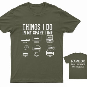 K&ouml;nnte beinhalten: Ein gr&uuml;nes T-Shirt mit dem Text "THINGS I DO IN MY SPARE TIME" und einer Liste von Auto-bezogenen Aktivit&auml;ten, darunter "DRIVE CAR", "WATCH CAR", "RESEARCH CAR", "TALK ABOUT CAR", "THINK ABOUT CAR" und "DREAM ABOUT CAR".