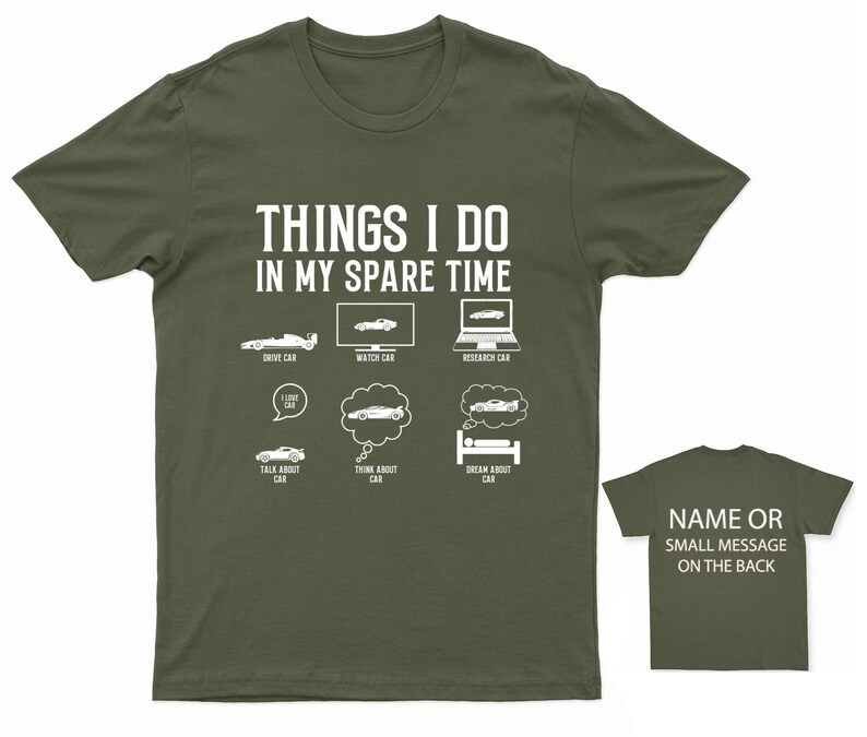 K&ouml;nnte beinhalten: Ein gr&uuml;nes T-Shirt mit dem Text "THINGS I DO IN MY SPARE TIME" und einer Liste von Auto-bezogenen Aktivit&auml;ten, darunter "DRIVE CAR", "WATCH CAR", "RESEARCH CAR", "TALK ABOUT CAR", "THINK ABOUT CAR" und "DREAM ABOUT CAR".