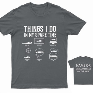 K&ouml;nnte beinhalten: Ein dunkelgraues T-Shirt mit dem Text "THINGS I DO IN MY SPARE TIME" und einer Liste von Auto-bezogenen Aktivit&auml;ten, darunter "DRIVE CAR", "WATCH CAR", "RESEARCH CAR", "TALK ABOUT CAR", "THINK ABOUT CAR" und "DREAM ABOUT CAR".
