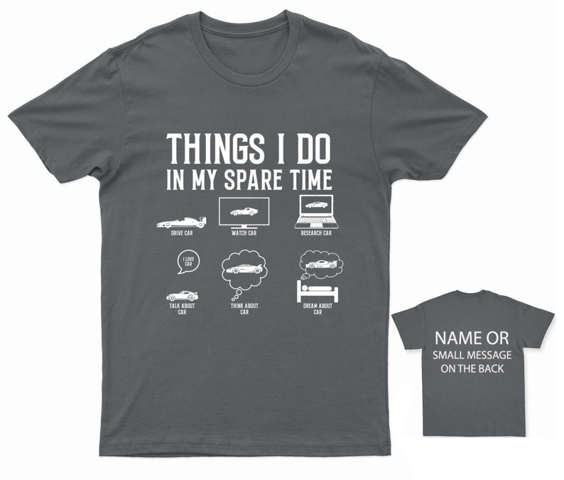 K&ouml;nnte beinhalten: Ein dunkelgraues T-Shirt mit dem Text "THINGS I DO IN MY SPARE TIME" und einer Liste von Auto-bezogenen Aktivit&auml;ten, darunter "DRIVE CAR", "WATCH CAR", "RESEARCH CAR", "TALK ABOUT CAR", "THINK ABOUT CAR" und "DREAM ABOUT CAR".