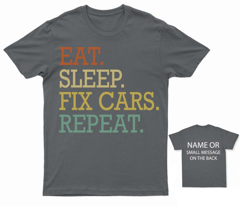 Puede incluir: Una camiseta gris oscuro con el texto "EAT. SLEEP. FIX CARS. REPEAT." en un esquema de colores retro. El texto est&aacute; en negrita, fuente sin serifas. La camiseta tiene cuello redondo y mangas cortas.