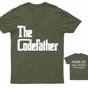 K&ouml;nnte beinhalten: Ein gr&uuml;nes T-Shirt mit dem Text "The CodeFather" in Wei&szlig;. Das T-Shirt ist ein Herrenmodell mit kurzen &Auml;rmeln und einem Rundhalsausschnitt.