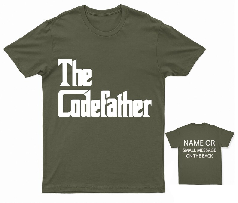 K&ouml;nnte beinhalten: Ein gr&uuml;nes T-Shirt mit dem Text "The CodeFather" in Wei&szlig;. Das T-Shirt ist ein Herrenmodell mit kurzen &Auml;rmeln und einem Rundhalsausschnitt.