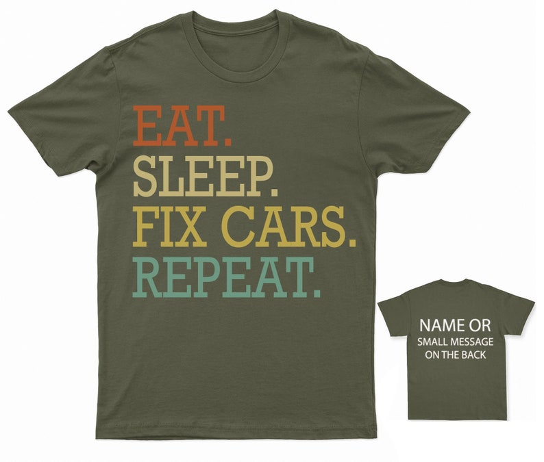 Puede incluir: Una camiseta verde con el texto "EAT. SLEEP. FIX CARS. REPEAT." en un esquema de color retro. La parte posterior de la camiseta est&aacute; en blanco y se puede personalizar con un nombre o un mensaje.