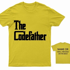 K&ouml;nnte beinhalten: Gelbes T-Shirt mit schwarzem Text, der "The CodeFather" lautet. Die R&uuml;ckseite des Shirts ist einfarbig gelb mit dem Text "NAME OR SMALL MESSAGE ON THE BACK".