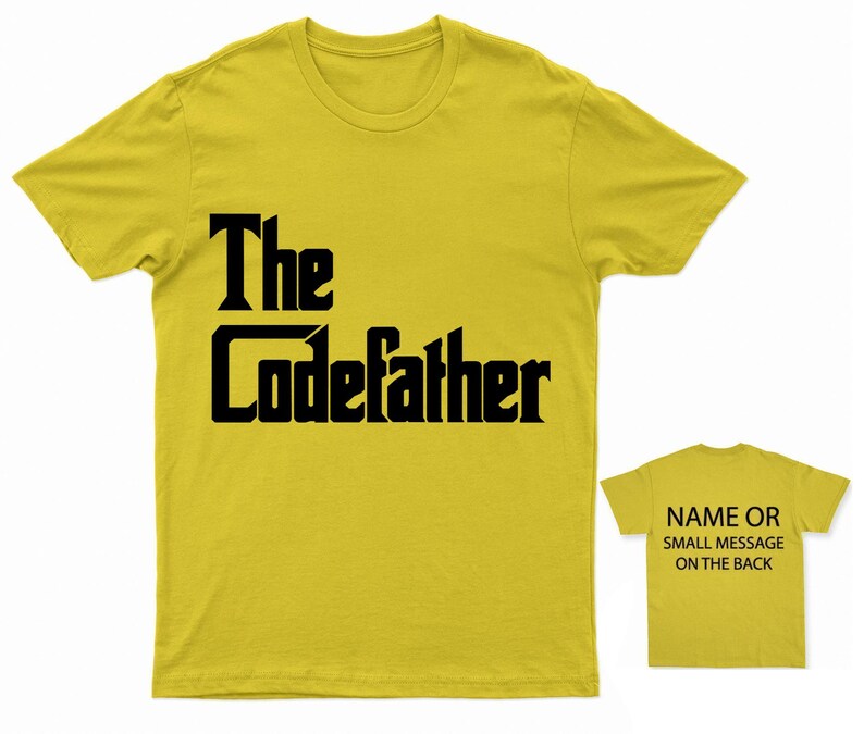 K&ouml;nnte beinhalten: Gelbes T-Shirt mit schwarzem Text, der "The CodeFather" lautet. Die R&uuml;ckseite des Shirts ist einfarbig gelb mit dem Text "NAME OR SMALL MESSAGE ON THE BACK".