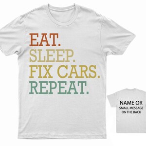 Puede incluir: Camiseta blanca con un gr&aacute;fico de estilo vintage que dice "EAT. SLEEP. FIX CARS. REPEAT."