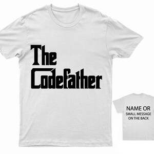 K&ouml;nnte beinhalten: Wei&szlig;es T-Shirt mit schwarzem Text, der "The CodeFather" lautet. Die R&uuml;ckseite des Shirts bietet Platz f&uuml;r einen Namen oder eine kleine Nachricht.